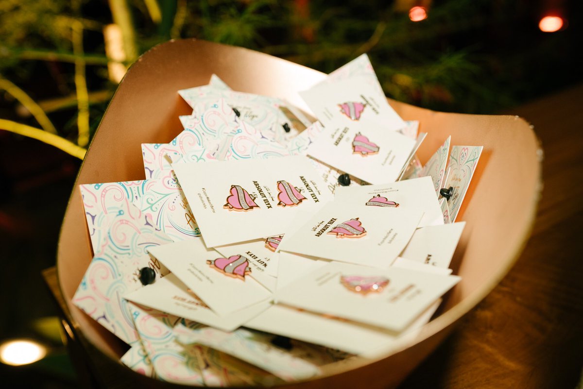 Drinking in, in-style. We’re giving away 100 fun, copper Elyx pins! Tweet #ElyxPromo 🍸 + tag @AbsolutElyx for your chance to win. NoPurNec.21+VoidWhereProhib.Rules: absolutelyx.fooji.com/#rules