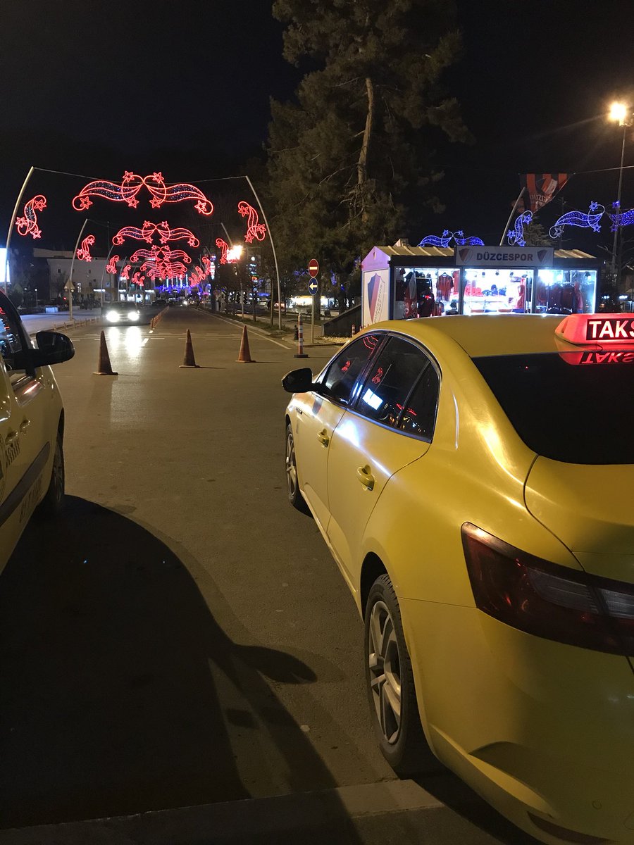 Ben taksiciyim. Ekmeğimi sokağa çıkan insanlardan kazanıyorum dersem yanılmam. Ama varsın salgın bitene kadar kazanmayalım. O yüzden #EvindeKalTürkiye. Cahillik yapma, mecbur kalmadıkça çıkma. Ölüm oranı düşük yaş grubunda olabilirsin ama ülke de tek başına yaşamıyorsun !