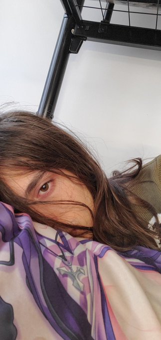 Bed is comfy https://t.co/biyvcXsIuw