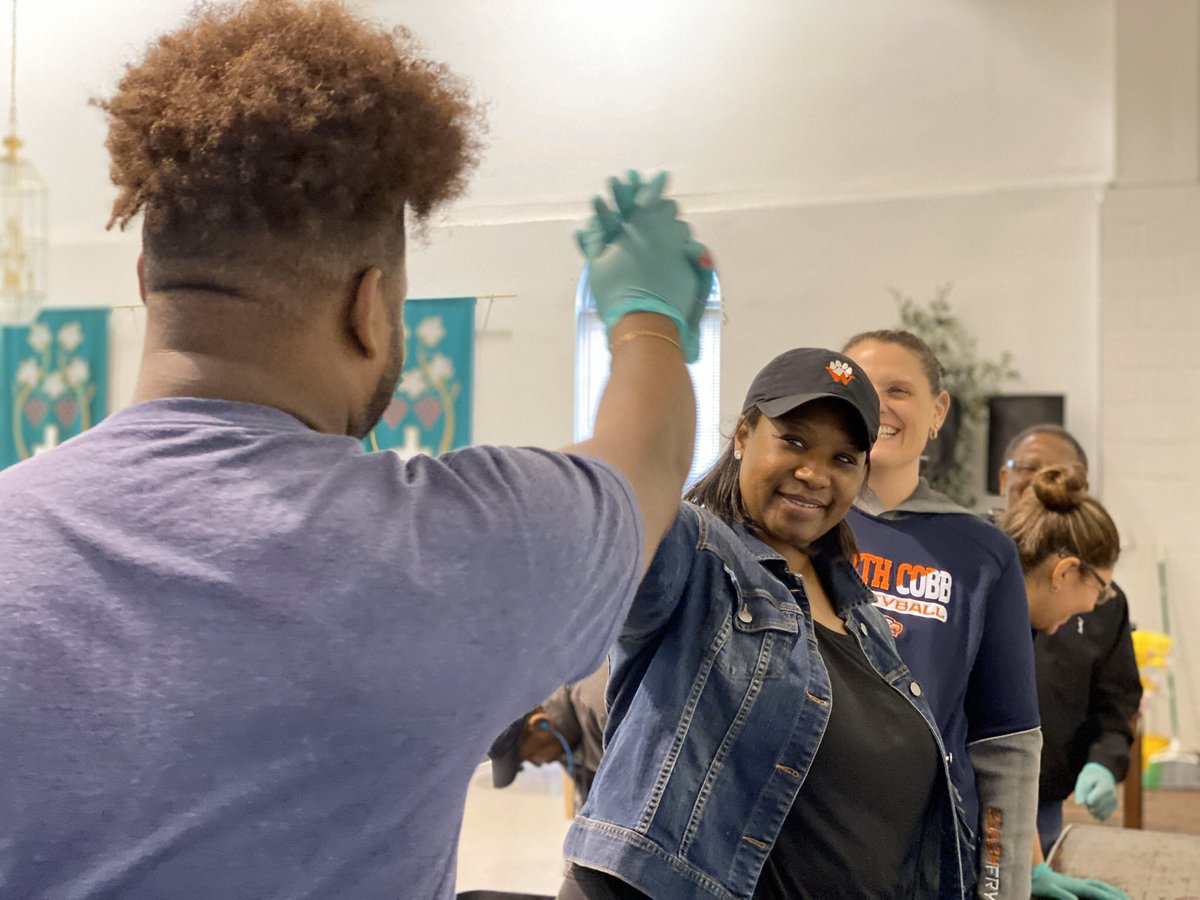 CobbSchools's tweet photo. We are a family! 👨‍👩‍👦‍👦 And as a family we take care of one another in times of crisis. ❤️
.
To all of the volunteers making sure our students and their families have food, Thank You!
.
To @mustministries, Thank you for helping us coordinate.
.
To our community, we’ve got this! https://t.co/uNENBriWfW