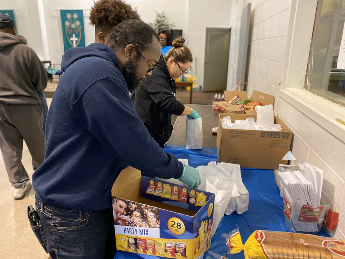 CobbSchools's tweet photo. We are a family! 👨‍👩‍👦‍👦 And as a family we take care of one another in times of crisis. ❤️
.
To all of the volunteers making sure our students and their families have food, Thank You!
.
To @mustministries, Thank you for helping us coordinate.
.
To our community, we’ve got this! https://t.co/uNENBriWfW