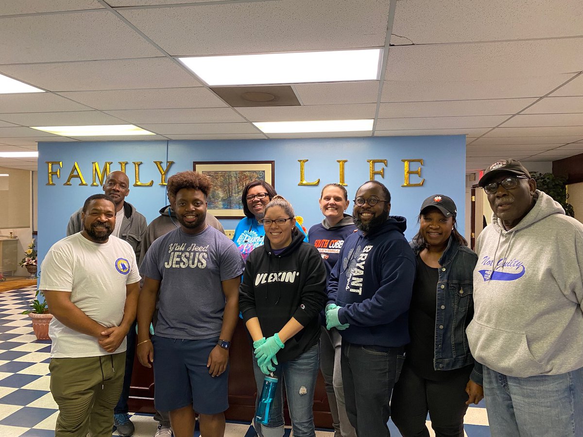 CobbSchools's tweet photo. We are a family! 👨‍👩‍👦‍👦 And as a family we take care of one another in times of crisis. ❤️
.
To all of the volunteers making sure our students and their families have food, Thank You!
.
To @mustministries, Thank you for helping us coordinate.
.
To our community, we’ve got this! https://t.co/uNENBriWfW