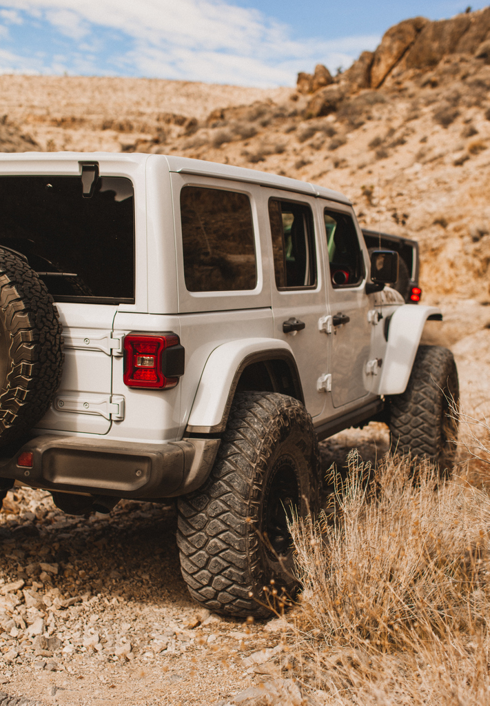 We're on our way UP 🔥😎⁠
•⁠
•⁠
•⁠
•⁠
#rigidaxle #jeepsovereverything #jeepbeefers #jeeps #straight6empire #stretchedjeep #rockkrawler #oiiiiiiio #olllllllo4life #liftedjeeps #methodracewheels #liftedlju #wheeling4x #ljunation #lju