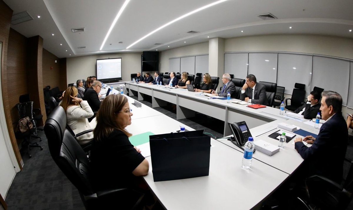 NitoCortizo's tweet photo. Junto al equipo, seguimos dándole seguimiento a cada decisión que hemos tomado hasta el momento y las que tomaremos en las próximas horas, siempre con el objetivo de enfrentar este reto que afronta el mundo. Sigamos cumpliendo las recomendaciones del @MINSAPma. #UnidosLoHacemos https://t.co/d1WYBkW3by