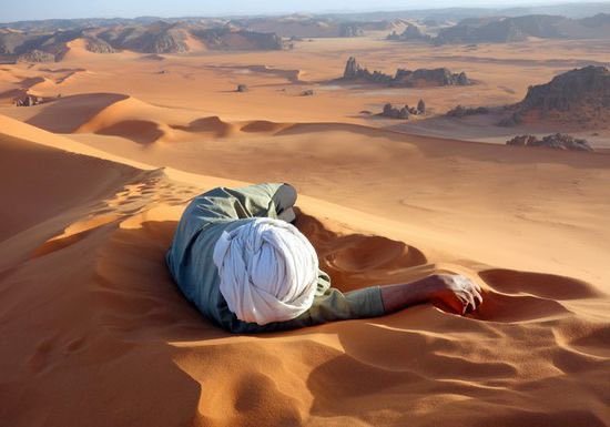 " إن السعادة ليست حظاً وبختاً .. وإنما هي قدرة ..
أبواب السعادة لاتفتح إلا من الداخل .. من داخل نفسك "