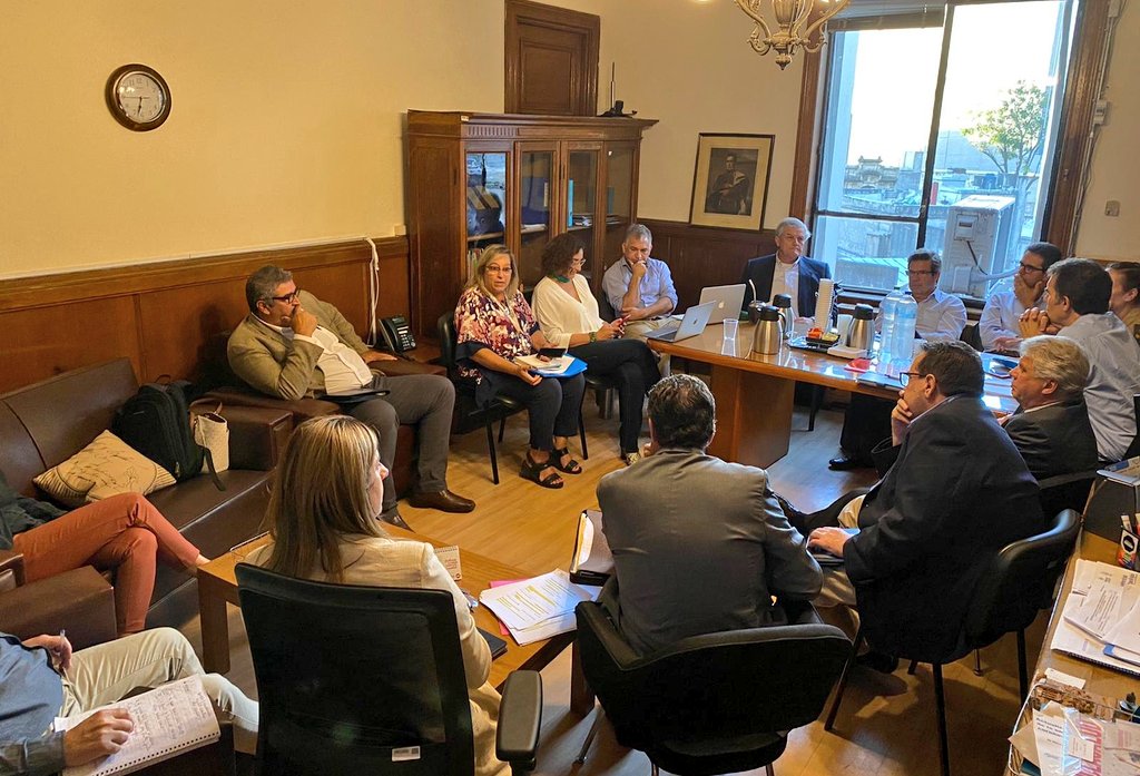 MSPUruguay's tweet photo. El Ministro Daniel Salinas y el Director de Salud Miguel Asqueta se reunieron con los expertos que integran el comité de gestión de crisis para seguir evaluando cómo enfrentar la situación que presenta el país.
#COVID19 #Coronavirus https://t.co/Ji03sUT60s