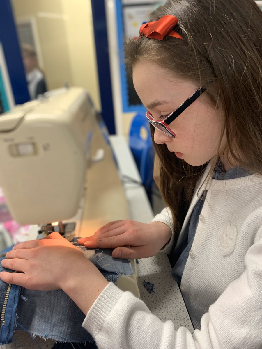 FashionDSClub's tweet photo. Daisy has finished her pencil case and it’s amazing!!! 🙌🏾💗🐷
•
Come &amp; join us @ fashion club! 
•
#fashionclub #fashion #style #recycledclothes #upcycle #creative #design #fun #creativekids #kidsclub #kidsclothes #diyclothing #weybridge #surrey #surreyschools #afterschoolclub https://t.co/djAVcDWgFr