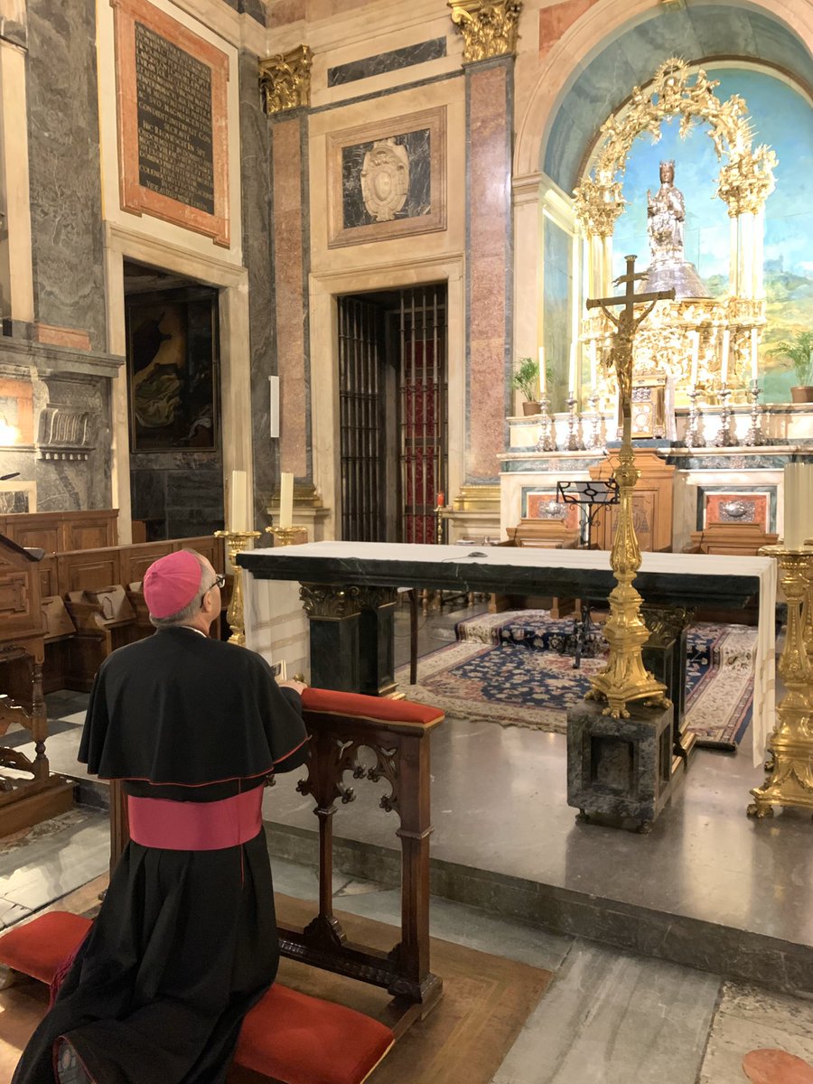 Llevo dos días sin salir de casa. Como el papa Francisco me he acercado un momento a rezar a una iglesia abierta. He pedido a la Virgen del Sagrario que nos libre de esta pesadilla a todos caminantes en este valle de lágrimas. #yomequedoencasa