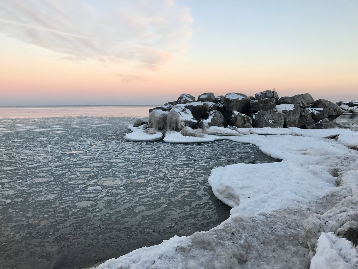 edithhzx's tweet photo. This is my favorite place to hang out, it’s Klode Park which is only a few blocks away from Stritch. It looks so beautiful in every season. This is from January when we still had snow. 
@stritchu #art203hunt https://t.co/tkM8e7wFU0