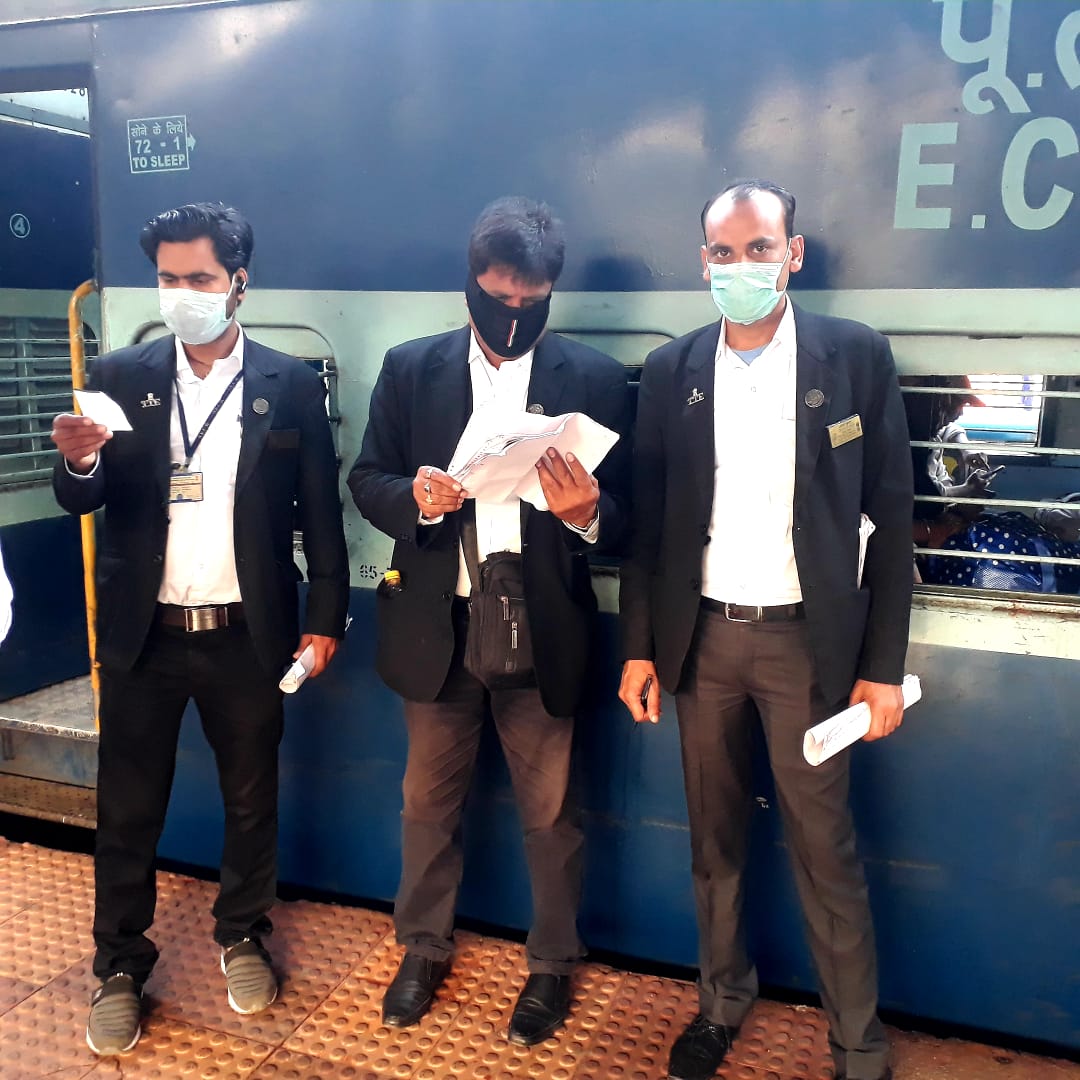 irtcso's tweet photo. @PMOIndia
@MoHFW_INDIA
@RailMinIndia
@PiyushGoyal
@PTI_News
@SureshAngadi_
@the_hindu
@AmarUjalaNews
@kanafoosi
For Safe service to Rly Psngrs,
IRTCSO demands :
1.Sanitisers for every TTE in Train &amp; At Stns,
2) Safety Mask
3) Smooth Hand gloves 
5) Sanitisation of TTE Rest Houses https://t.co/eVjFZRvtLL