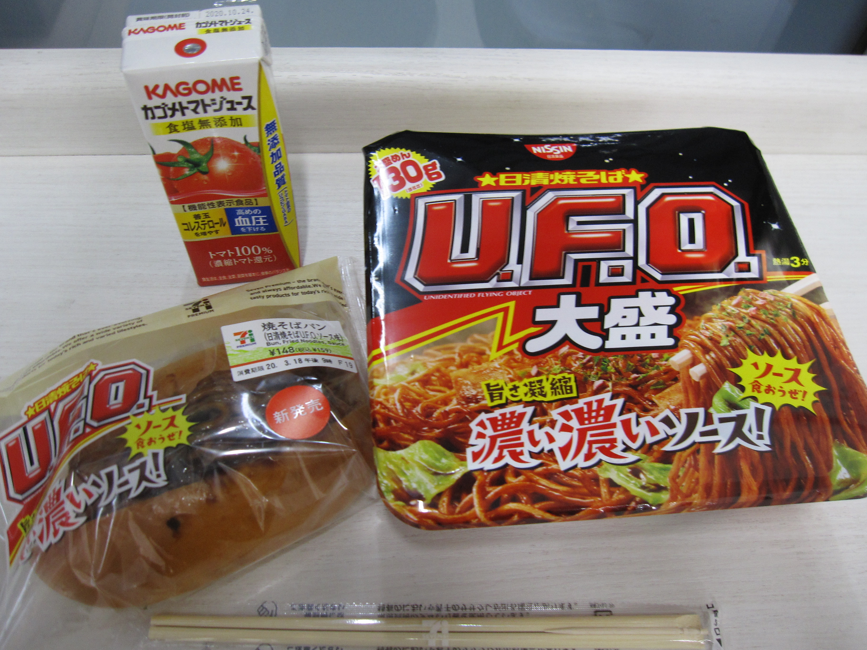 セブン イレブン階上蒼前西7丁目店 On Twitter 絶対誰かやるので先手を打つ 焼きそばパン 日清焼きそばu F O ソース味 焼きそばマシ 深夜に麺類ngとか知ったこっちゃねー 冷静に比べると 焼きそばパンの麺の方が甘め 濃いめです パンにはさんで完成