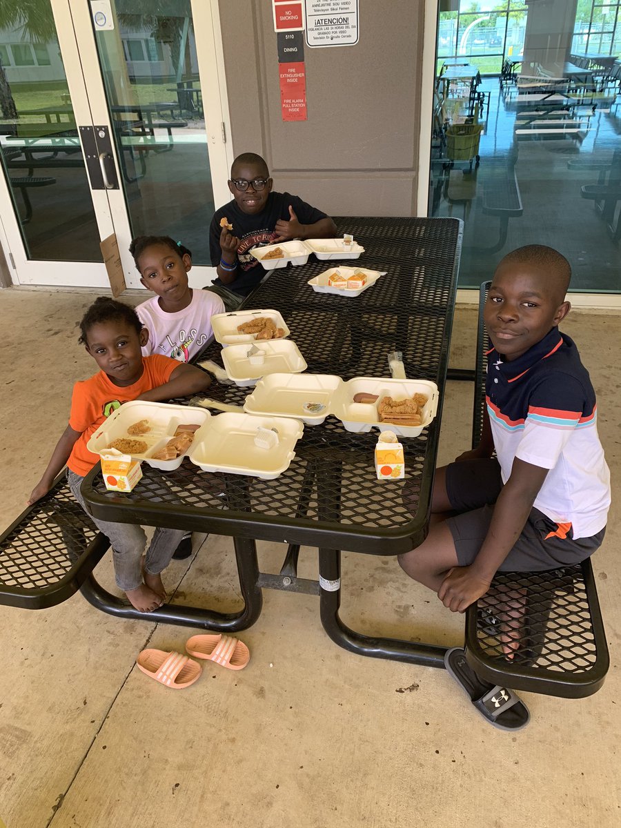 AndoverEagles's tweet photo. Even after hours we are still feeding our students and their younger sisters. #feedingourkids @MDCPS @MiamiSup @MDCPSNorth @NROSup @NROPierre_Louis @docstevegallon #GoldenEagles #NorlandFeederPattern https://t.co/kYqCULAhTr