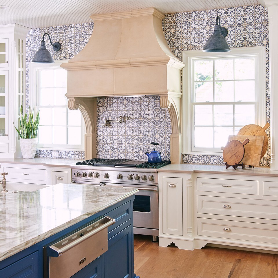 TheScoutGuide's tweet image. Tile by @bottegadesigngallery sure can bring a space to life. We&apos;re loving the bright and dynamic backdrop it provides to this beautiful and welcoming kitchen. 📷: @mcweeneyphoto | @tsgfortworth⁠ #tile #designanddecor #thescoutguide