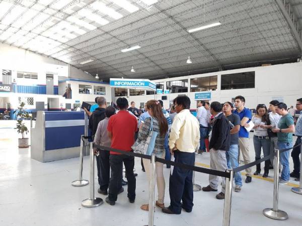 eluniversocom's tweet photo. Quito: Agencia Metropolitana de Tránsito suspende atención en matriculación vehicular. ► https://t.co/EajY1MYwjj https://t.co/uooglGwKO3