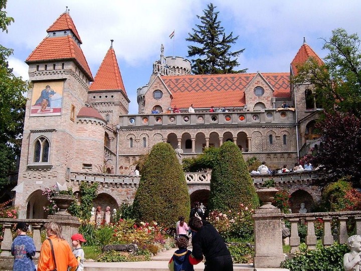 VineyardKapolna's tweet photo. #HungaryGuide #photosHUN: Beautiful and historic castles that you need to visit in Hungary 🇭🇺
➡️ #Hungary #historyHUN #WhatToSeeHUN #WhereToGoHUN #castlesHUN #oldHungary #PhotoGallery #architecture
Read more https://t.co/fEFRdnZBpZ
Picture https://t.co/1liC6km91O