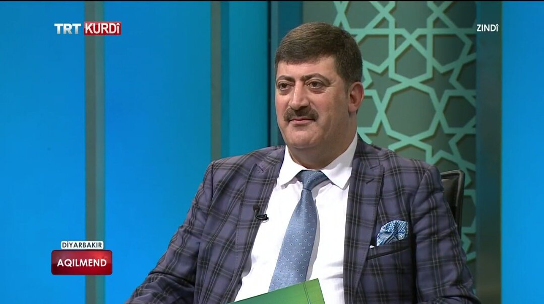 trtkurditurkce's tweet photo. Muş Hasköy Bld. Bşk. Hikmet Karayel, Adıyaman Samsat Bld. Bşk. Halil Fırat, Şanlıurfa Hilvan Bld. Bşk. Aslan Ali Bayık ve Diyarbakır Bağlar Bld. Başkan V. Muhammed Akar, Rıdvan Atabey'in moderatörlüğünde koronavirüsü değerlendiriyorlar.

Kanaat Önderleri #Aqilmend @TRTKurdiTV'de. https://t.co/SEepwGNgez