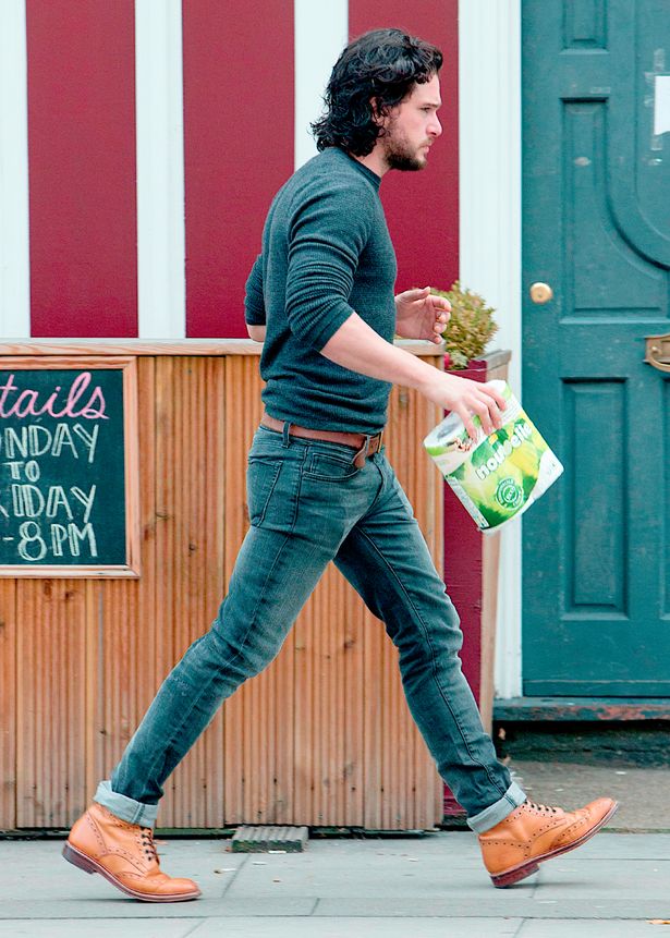 kitarchive's tweet photo. Don't be an idiot, just take one pack of toilet paper. Be like Kit Harington https://t.co/R2jGgIMDvr