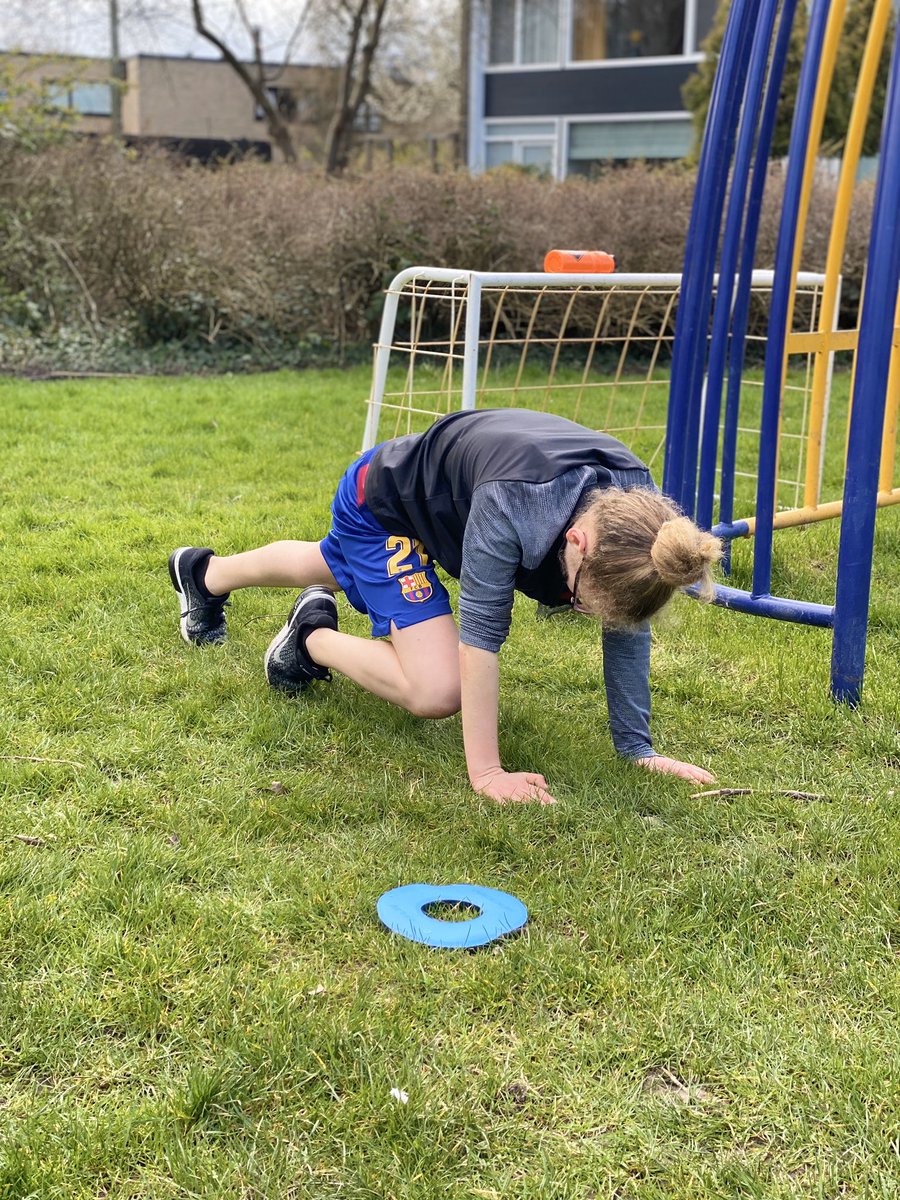 esraneter's tweet photo. #stayathome deze weken thuis mijn conditie op pijl houden💪🏼 #zorggoedvoorelkaar en blijf gezond😍 HOE ZORG JIJ DAT JE JE CONDITIE OP PIJL BLIJFT?
Thanks @QuickPlaySport for the multi-coloured flat markers
#essimessi #soccergirl #welivefootball #coronavirusnederland #rutte #corona https://t.co/CEHTqiWDi3