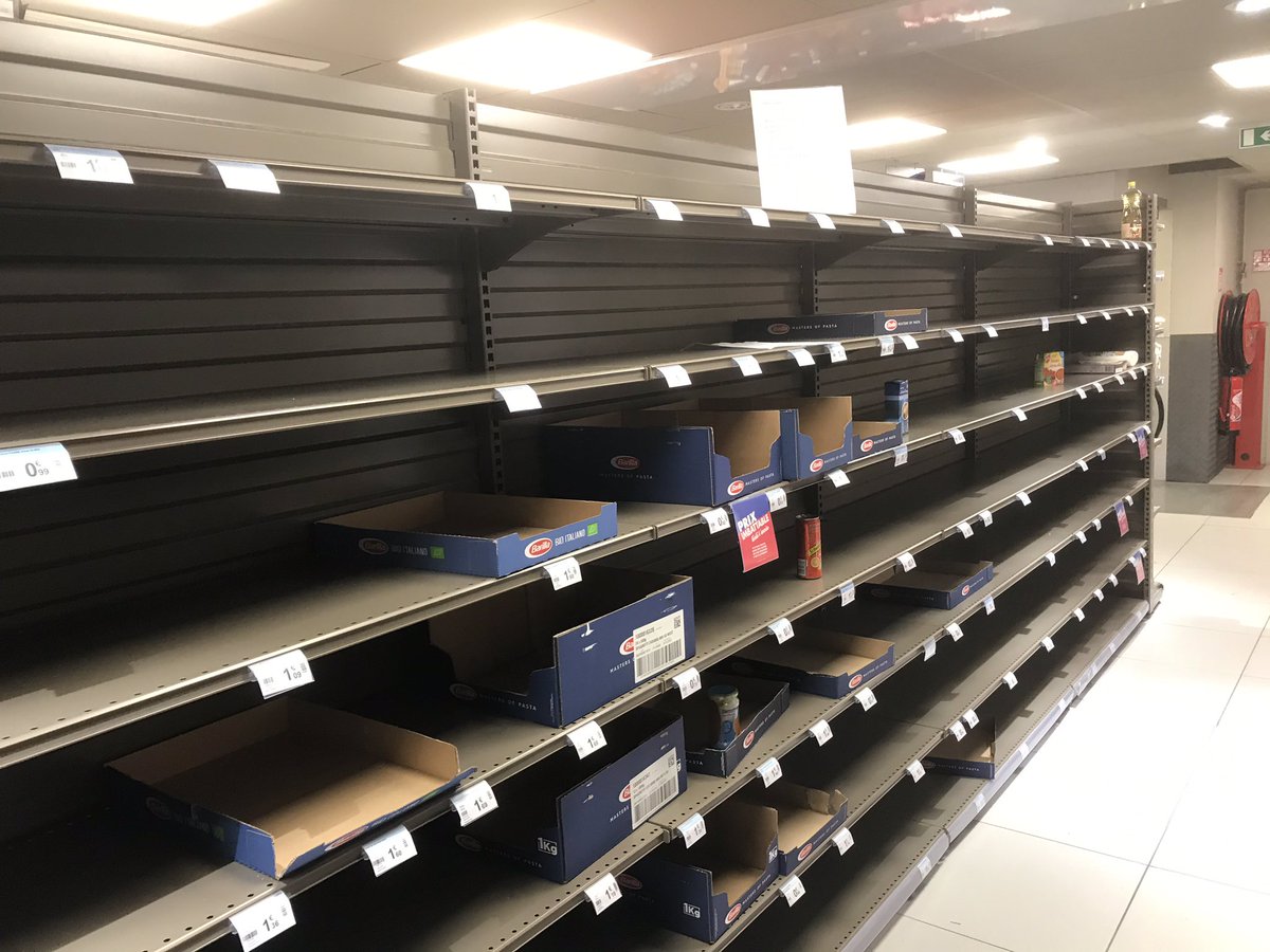 brgvictor's tweet photo. Ambiance complètement lunaire dans un supermarché du 18ème arrondissement de Paris https://t.co/u5ldDNnRJh