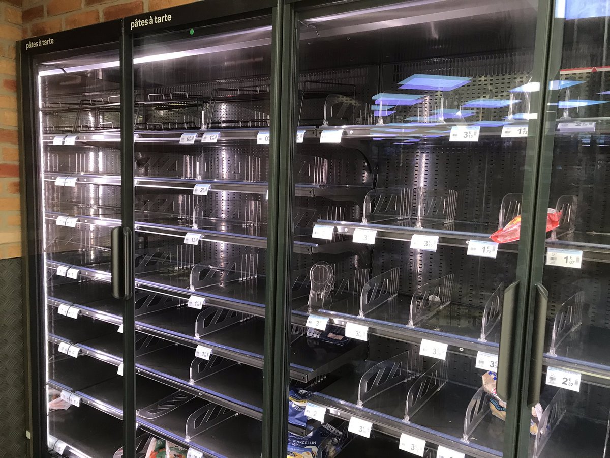 brgvictor's tweet photo. Ambiance complètement lunaire dans un supermarché du 18ème arrondissement de Paris https://t.co/u5ldDNnRJh
