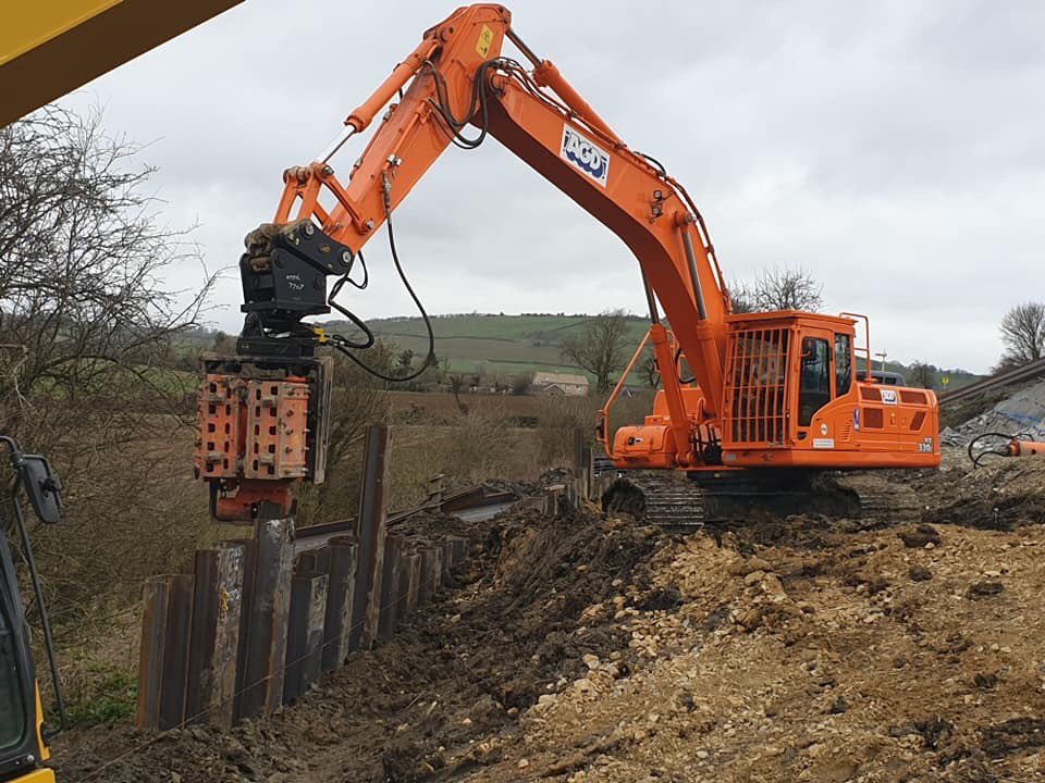 AGDEquipment's tweet photo. More #Railway embankment stablisation work. This time with one of our #SMS SG80 side grip vibros on the #GWR near Cheltenham. We’re installing U profile #SheetPiles after pre-augering with a #DangleDrill https://t.co/rEdp1blIhh