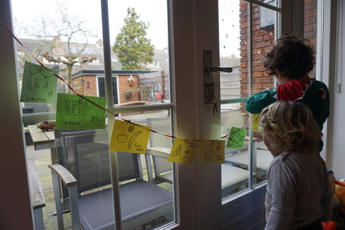 'En dan staat heit om kwart over twee bij het hek - dat is dan bij de voordeur - en dan fietsen we door het steegje naar de achterdeur, en dan doen we alsof we thuiskomen,' aldus Hylke bij het doornemen van de #thuisschooldag. 
#scholendicht #coronavirus
