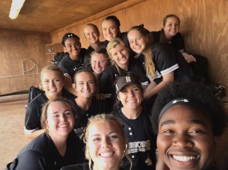 HDufault12's tweet photo. definitely not how i wanted things to end.. 😓 love my girls!! #ECFOREVER 💛🖤 https://t.co/DUIeohfiiN