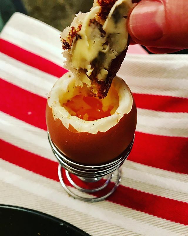 ChefChristopheD's tweet photo. Et si on préparait des œufs à la coque pour le diner ? 🥚 
Eau bouillante vinaigrée, pas de sel
3 min, 3 min 30s et à table !
Un délice avec des mouillettes mais la saison des asperges débute, remplacez vos mouillettes par des asperges légèrement croquantes 😉 #chefchristophe … https://t.co/xspVSk4Mdd