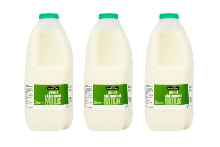 ReduceReuseRe12's tweet photo. Emptied the Bottle ?

Don't just throw away in the bin, Please Keep them in the Recycle bag ! and help for the cause for Reuse of Plastic 

#reuse 
#recycled https://t.co/rqYR4czh75