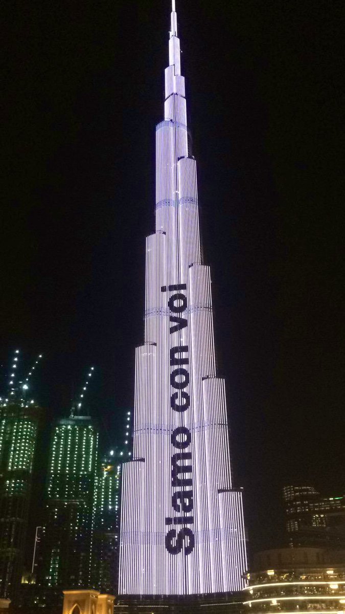 Il #BurjKhalifa di #Dubai, il celebre grattacielo più alto del mondo con i suoi 829,80 metri e simbolo degli #EmiratiArabiUniti, si è illuminato stasera con il #tricolore 🇮🇹 e 'Siamo con voi'
#Grazie ❤️🙏
#CELAFAREMO
#coronavirus #COVID19 #Italia #italylockdown #CoronaVirusitaly