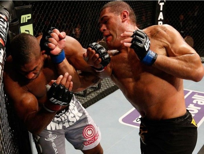 AleChagas68's tweet photo. @BigfootSilva Lutas incríveis e sempre com o coração ! 
Pezão sempre Campeão !
@BigfootSilva 
@barreto_carlao https://t.co/mDCzIST41V