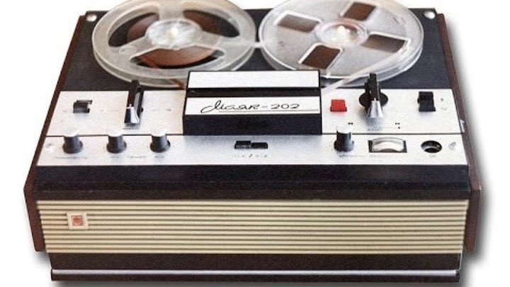 Redbluerock's tweet photo. What do you get if you cross-breed an AC and two fans? Yes, you get stereo system back from the days when mp3s were black and white. https://t.co/KLgF8uRbNd
