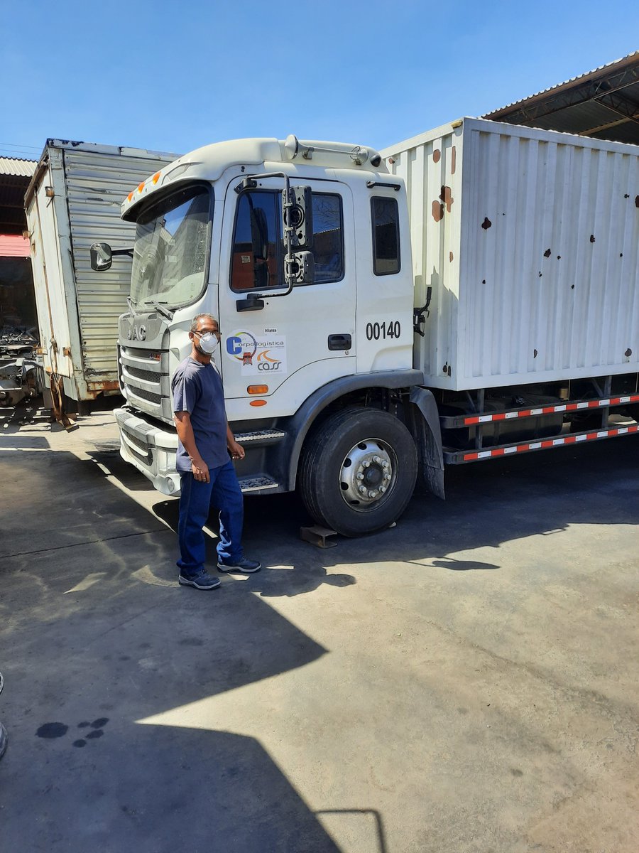 InversionesCass's tweet image. Dando cumplimiento a lo establecido por el ejecutivo nacional, para la prevención y cerco del #Covid-19 se dota a nuestro personal de carga pesada de los equipos básicos como mascarilla y guantes para circular en toda #Venezuela para garantizar la distribución de alimentos #16mar