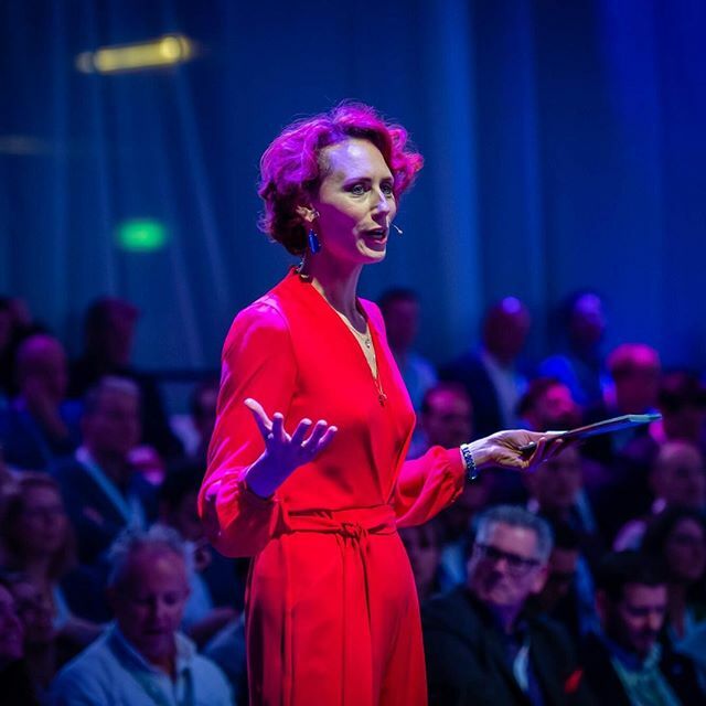 Ja, wat was het een mooie tijd, hè? Toen we nog events hadden? ;)⁠
⁠
Jeetje, jarenlang deed ik niets liever dan dit: voor grote groepen mensen spreken en presenteren. En dan ineens staat alles stil. ⁠
⁠
En zo heeft iedereen zijn persoonlijke link met… ift.tt/33meK2B