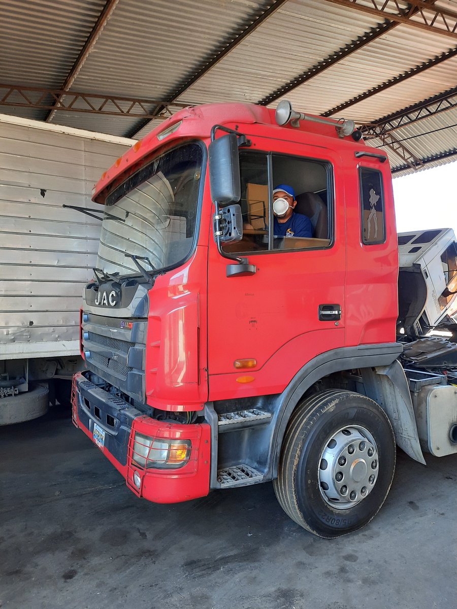 InversionesCass's tweet image. Dando cumplimiento a lo establecido por el ejecutivo nacional, para la prevención y cerco del #Covid-19 se dota a nuestro personal de carga pesada de los equipos básicos como mascarilla y guantes para circular en toda #Venezuela para garantizar la distribución de alimentos #16mar