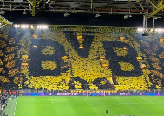 FasziFankurve's tweet photo. Die Ultragruppen von #Borussia #Dortmund bieten Hilfe für Personen in der #Corona-Risikogruppe sowie für Menschen in #Quarantäne an: #BVB #Ultras https://t.co/BVr1Qk3sdf https://t.co/kzeDEQipS2