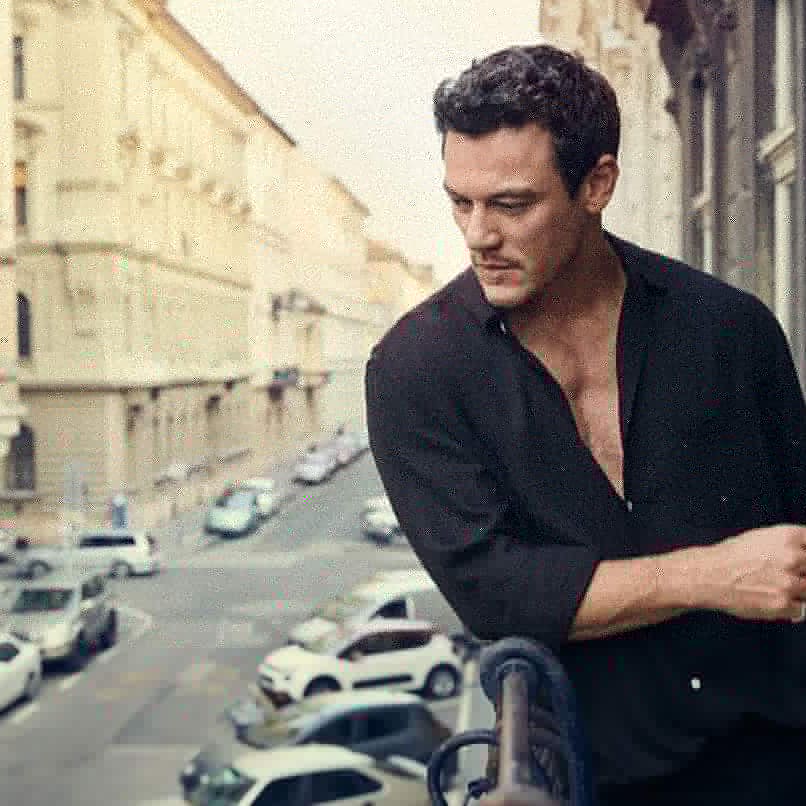 Luke Evans Addicted Italia tweet media
