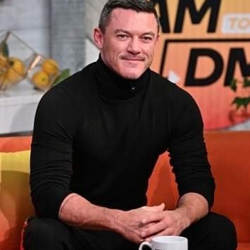 Luke Evans Addicted Italia tweet media