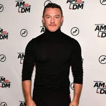 Luke Evans Addicted Italia tweet media