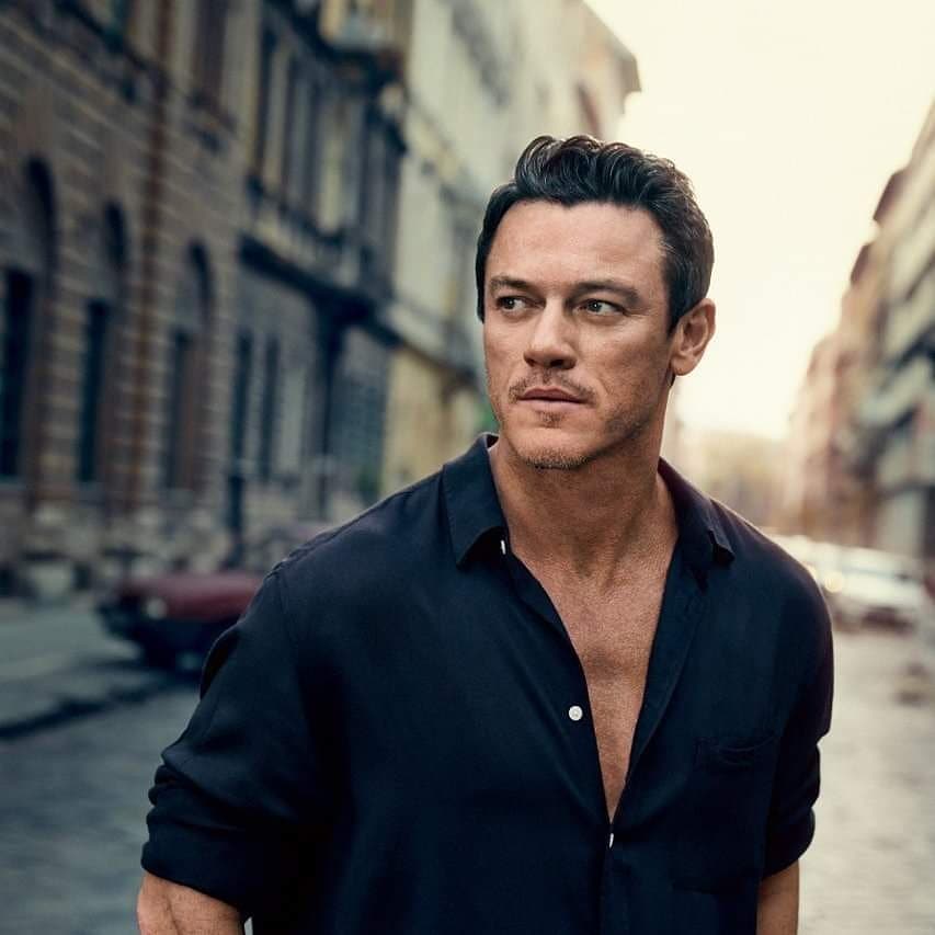 Luke Evans Addicted Italia tweet media