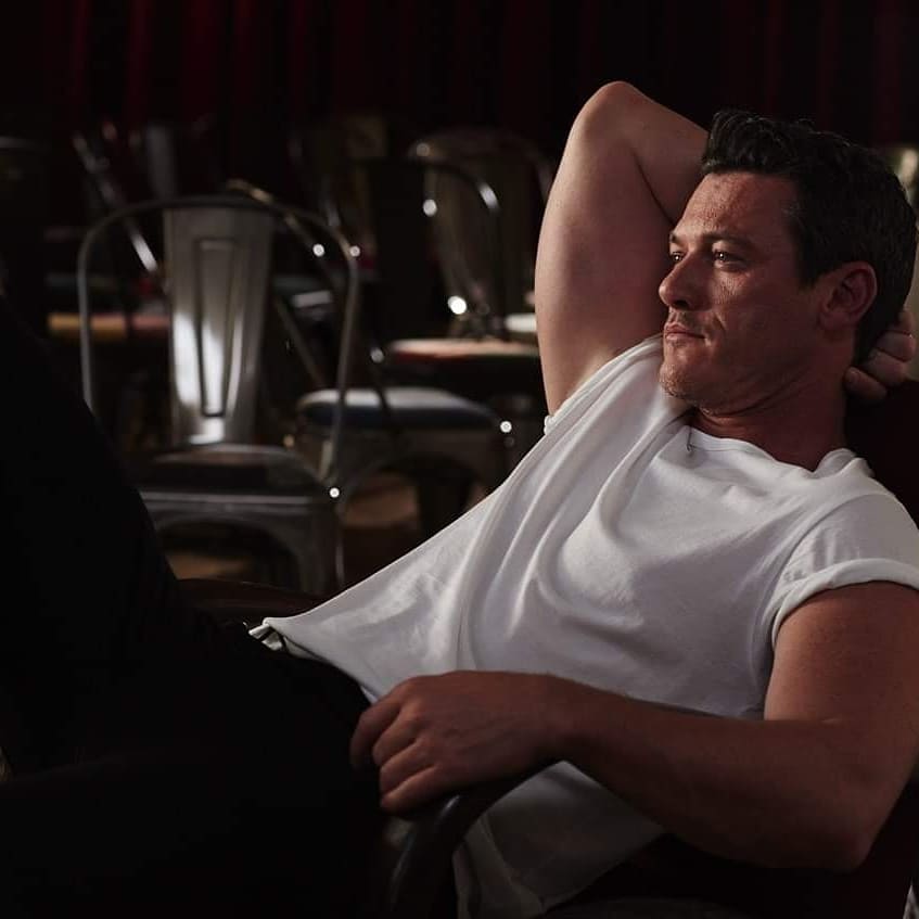 Luke Evans Addicted Italia tweet media