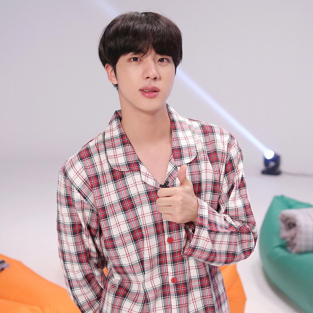chaoticandweird's tweet photo. I'm in a really soft mood right now so this is what you are getting today! π
βΊοΈ - BTS in pajamas - βΊοΈ
π₯° - A soft and cuddly thread - π₯°
#BTS #BTSARMY #softbts @bts_bighit https://t.co/B7mo9PJbLA