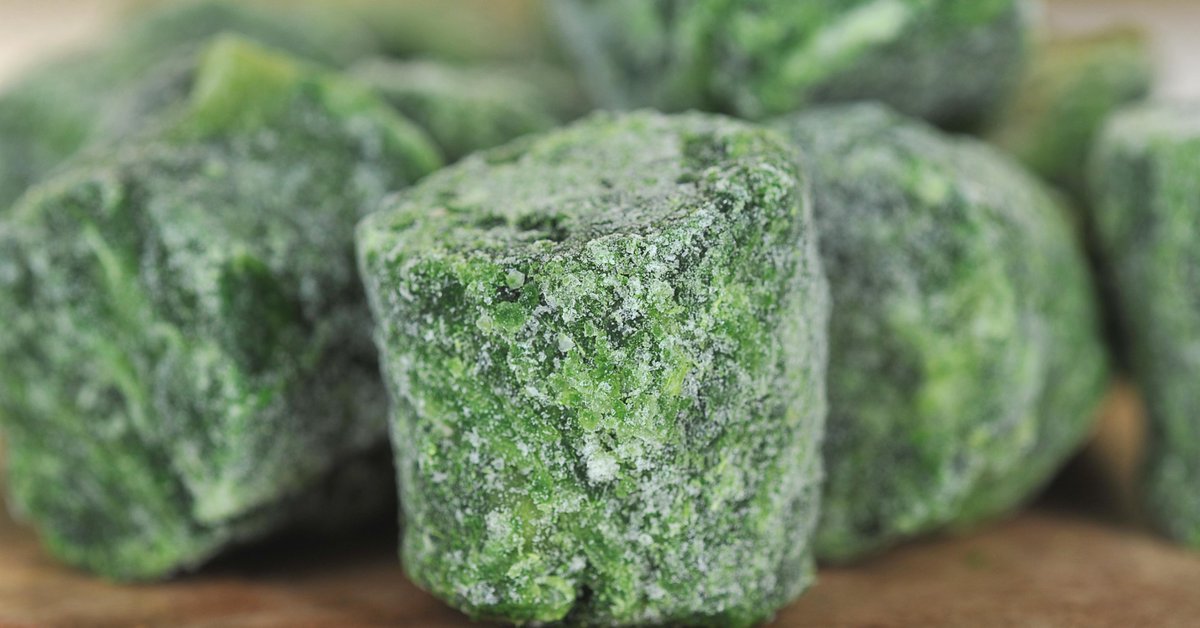 LFHW_ca's tweet image. Looking to preserve fresh produce?
Freeze spinach or kale and use it in a smoothie! What’s your favourite smoothie recipe using only emojis? Ours: 🥬, 🍍,🍌 , 🥑

#frozenfoodmonth #freezertips #foodwastecanada #canadianfood