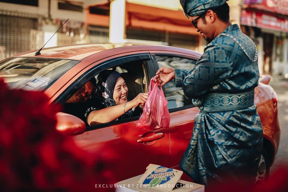 fthhanrr's tweet photo. MAJLIS KAHWIN DRIVE THRU 2020.

Bersempena Isu Covid 19

1) Isyarat Tangan Sebagai Tanda Salam.
2)Tabung Sumbangan Pengganti Salam Keruk
3)Pihak Pengantin Hulur Makanan
4)Tetamu Ambil Makanan,Isyarat tangan Kembali Tanda Terima Kasih.

Kurangkan ke tempat terbuka dan bersentuhan. https://t.co/Oc8QrhMYVc