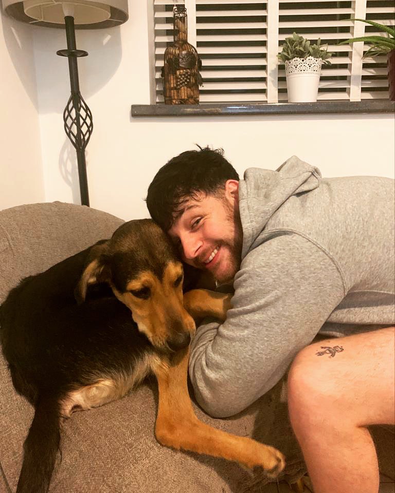 Tom_Grennan's tweet photo. Just a message to anyone over the age of 70 or with underlying health problems in the dalston / shoreditch area who is in isolation. If you need a dog walker over the next few weeks then I am your man. Same with shopping drops etc. Here to help 💚#community #corona #shoreditch https://t.co/R6xkVrT637