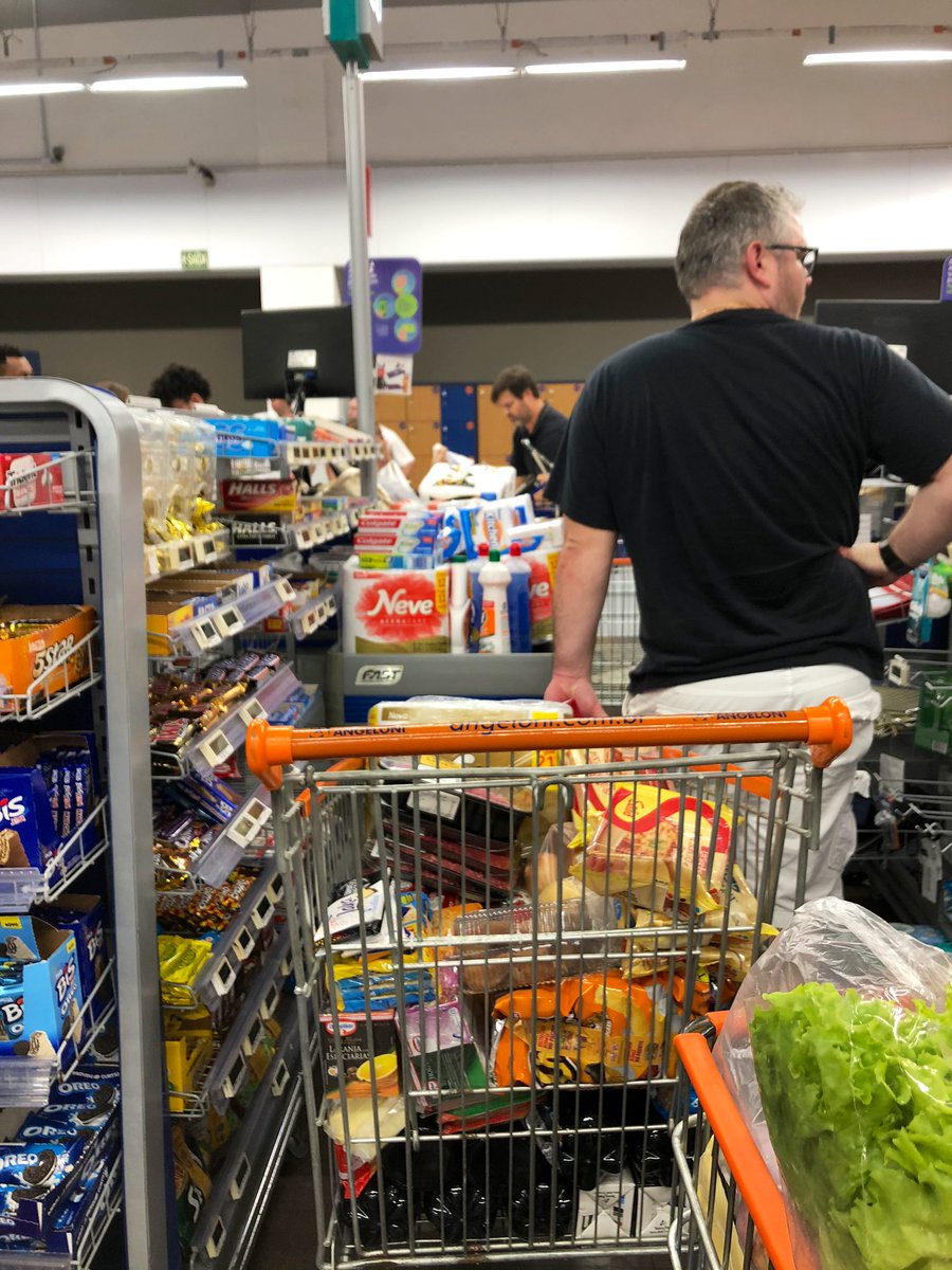 Um die 200 bestätigte #Corona Fälle in #Brasilien 🇧🇷 Desinfektionsmittel ist bereits ausverkauft und die ersten Hamsterkäufe haben begonnen 🐹 #ErlebeEs