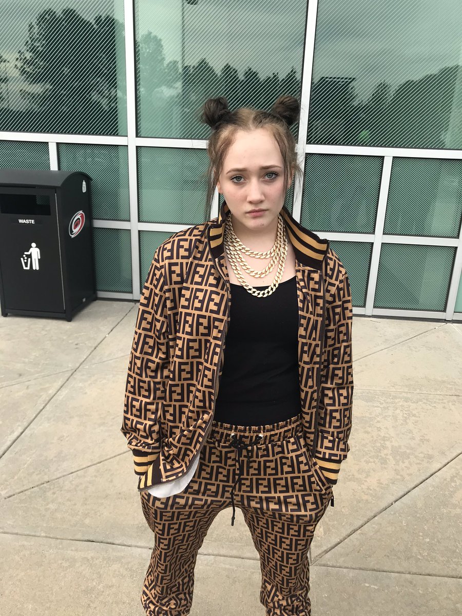 _sneakysnake's tweet photo. 3/12/2020, waiting on the concert to begin at the PNC Arena. 😍 She decided to wear her outfit from her “Itty Bitty Eilish” Halloween photos. 💚🖤

#BillieEilish #wheredowegoworldtour @billieeilish https://t.co/DQSHKXZJIu