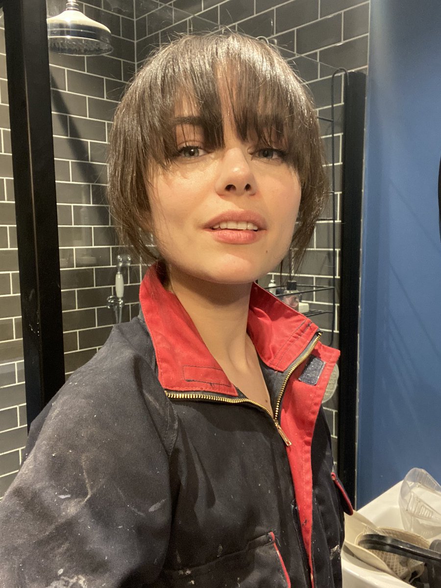 FrankieWard's tweet image. Ok last straight hair pics before it goes curly again (it’s already curling up 😂)