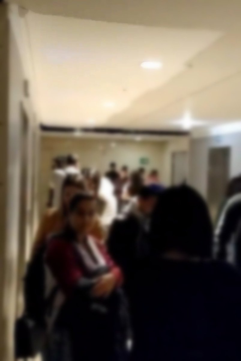 Cambio de turno a las 15,00h en los pasillos de @Sitel_es en #Sevilla Sin distancia de seguridad, mascarillas ni guantes en la mayoría de sus trabajadores. Será legal la actividad en estos momentos, pero un peligro exponer a sus empleados así.