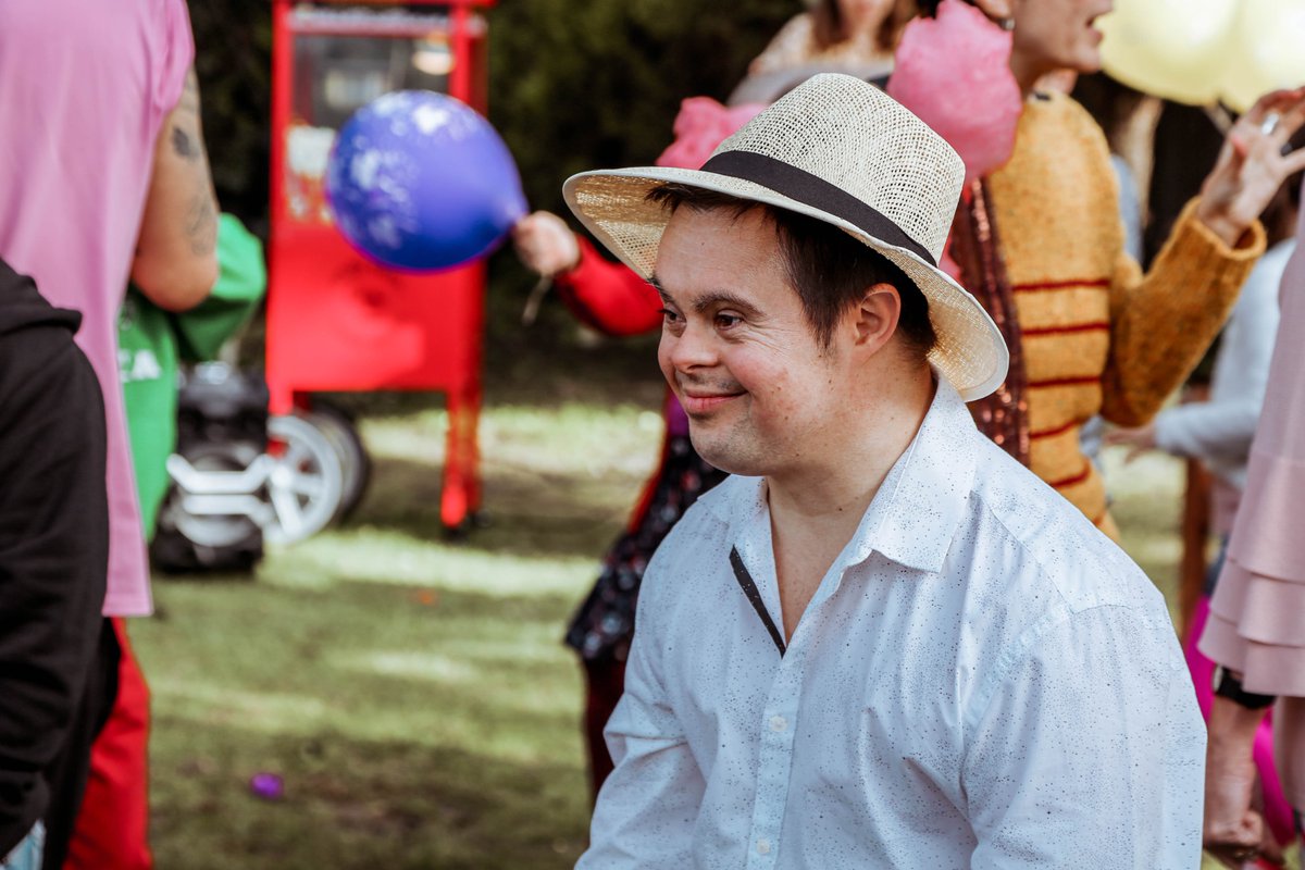 Estrenem videoclip! 😍 #MaravillosamenteEspecial és una cançó que fa bandera de la diversitat. Tots som diferents independentment de tenir o no la síndrome de Down i això és el que ens fa especials. Sumeu-vos a la #fiestaporlainclusión i compartiu-la!
 youtu.be/j6RCjtR4IdA 🎬